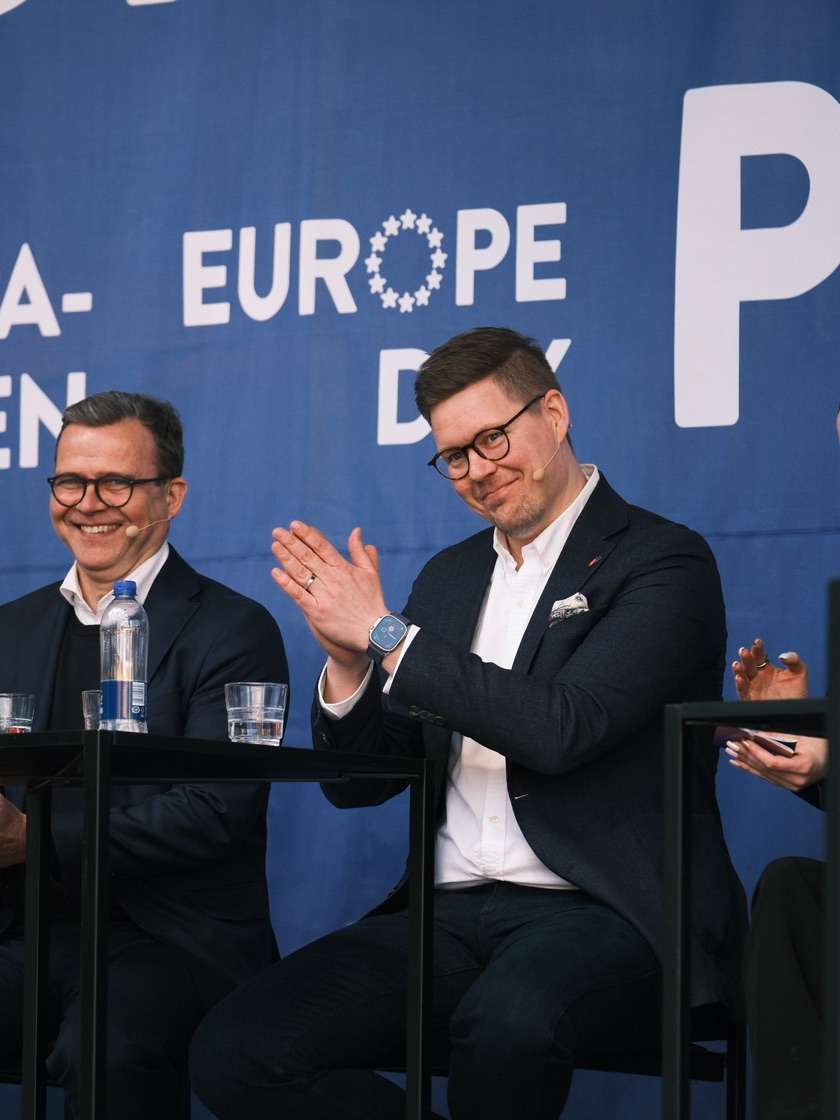 Paneeli reagoi ja taputtaa